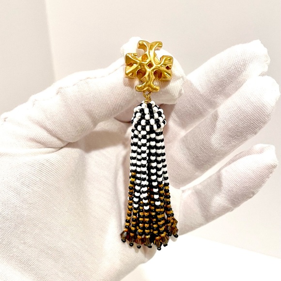 Tory Burch Roxanne Beaded Tassel Earring
Style #82680 - Picture 8 of 9